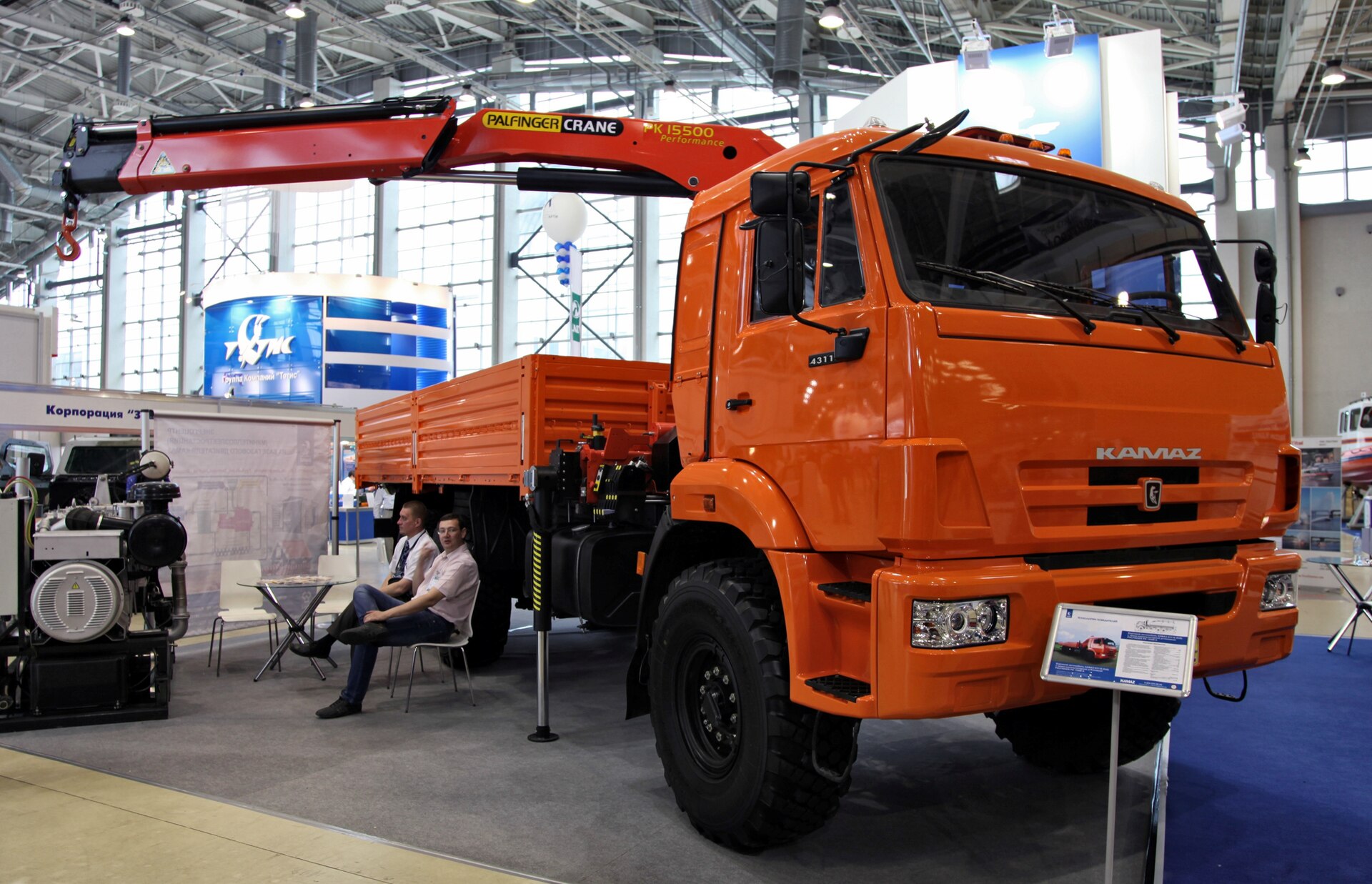 Вездеход КАМАЗ-43118 с краном-манипулятором Palfinger