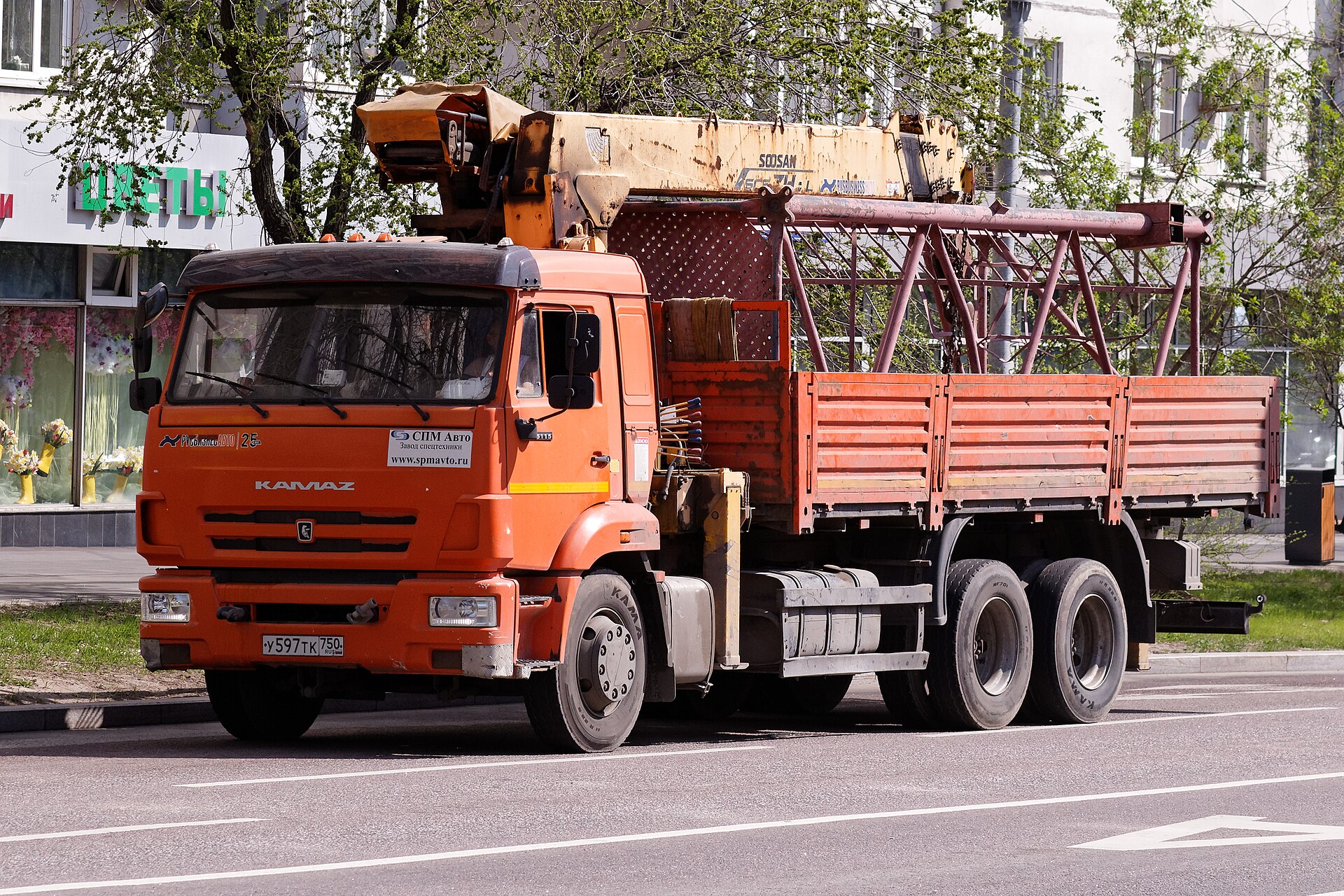 Бортовой автомобиль КАМАЗ-65115 с крано-манипуляторной установкой на шасси