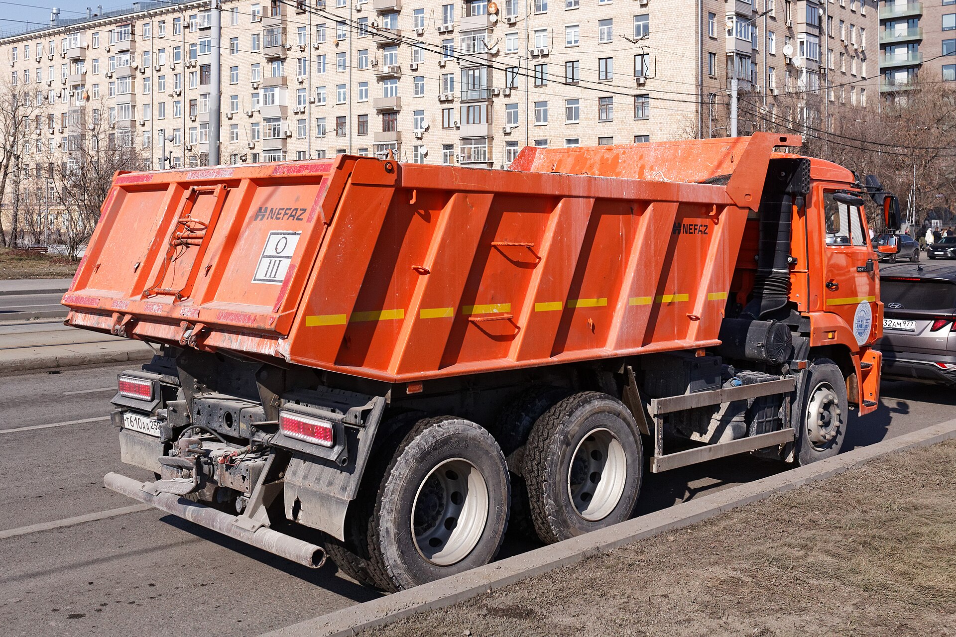 КАМАЗ-65115 с опущенным кузовом, ракурс сзади
