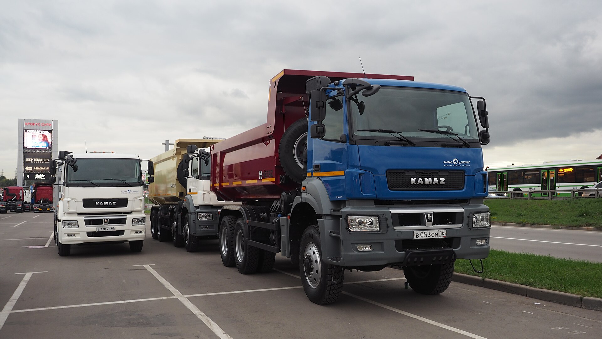 Самосвалы КАМАЗ на площадке отгрузки готовой техники
