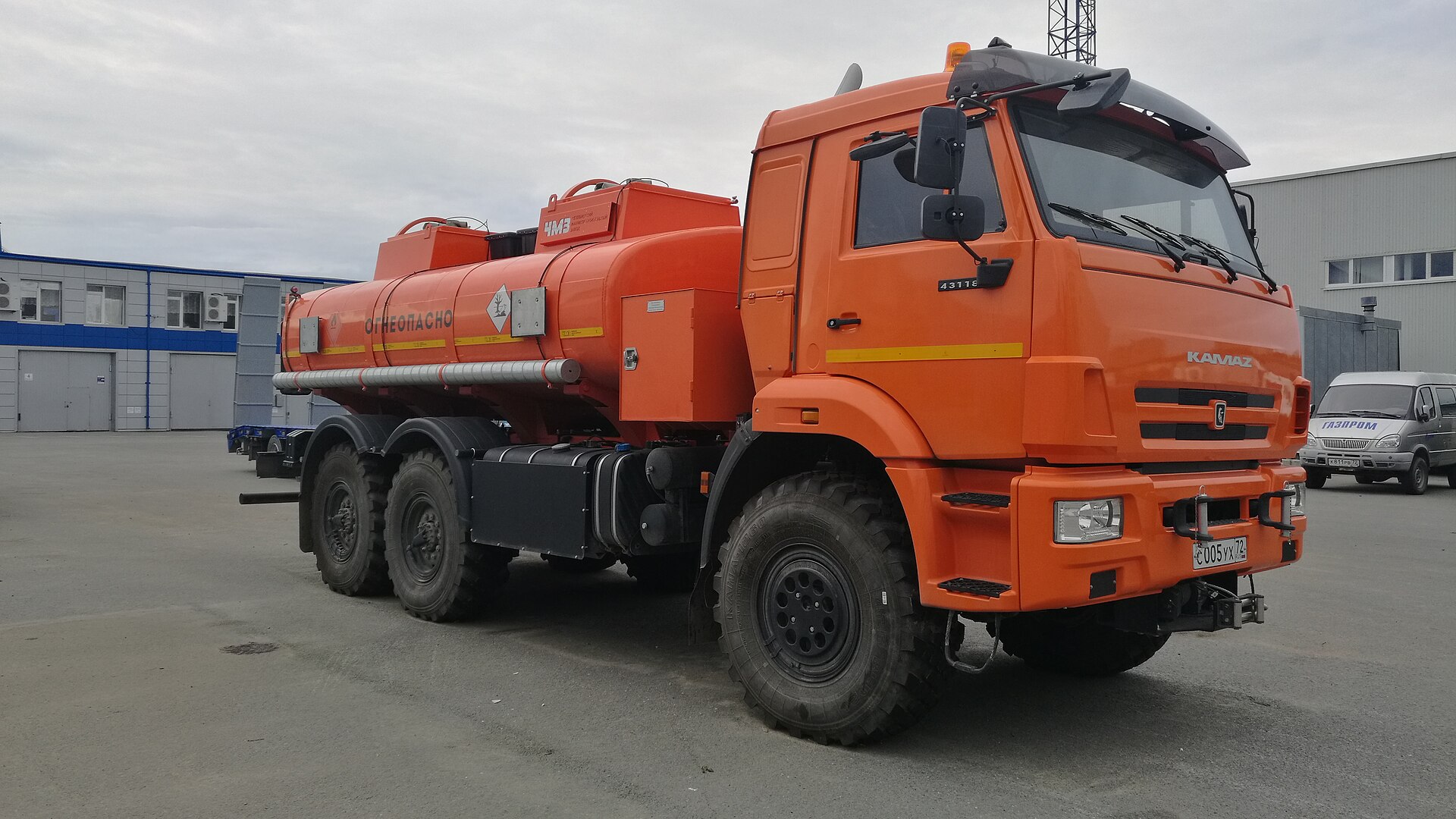 Оранжевый автотопливозаправщик на вездеходном шасси КАМАЗ-43118 с цистерной Огнеопасно